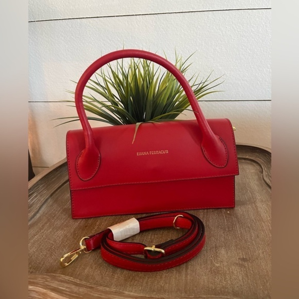 NWOT Luana Ferracuti Red Italian Leather Handbag With Crossbody Strap